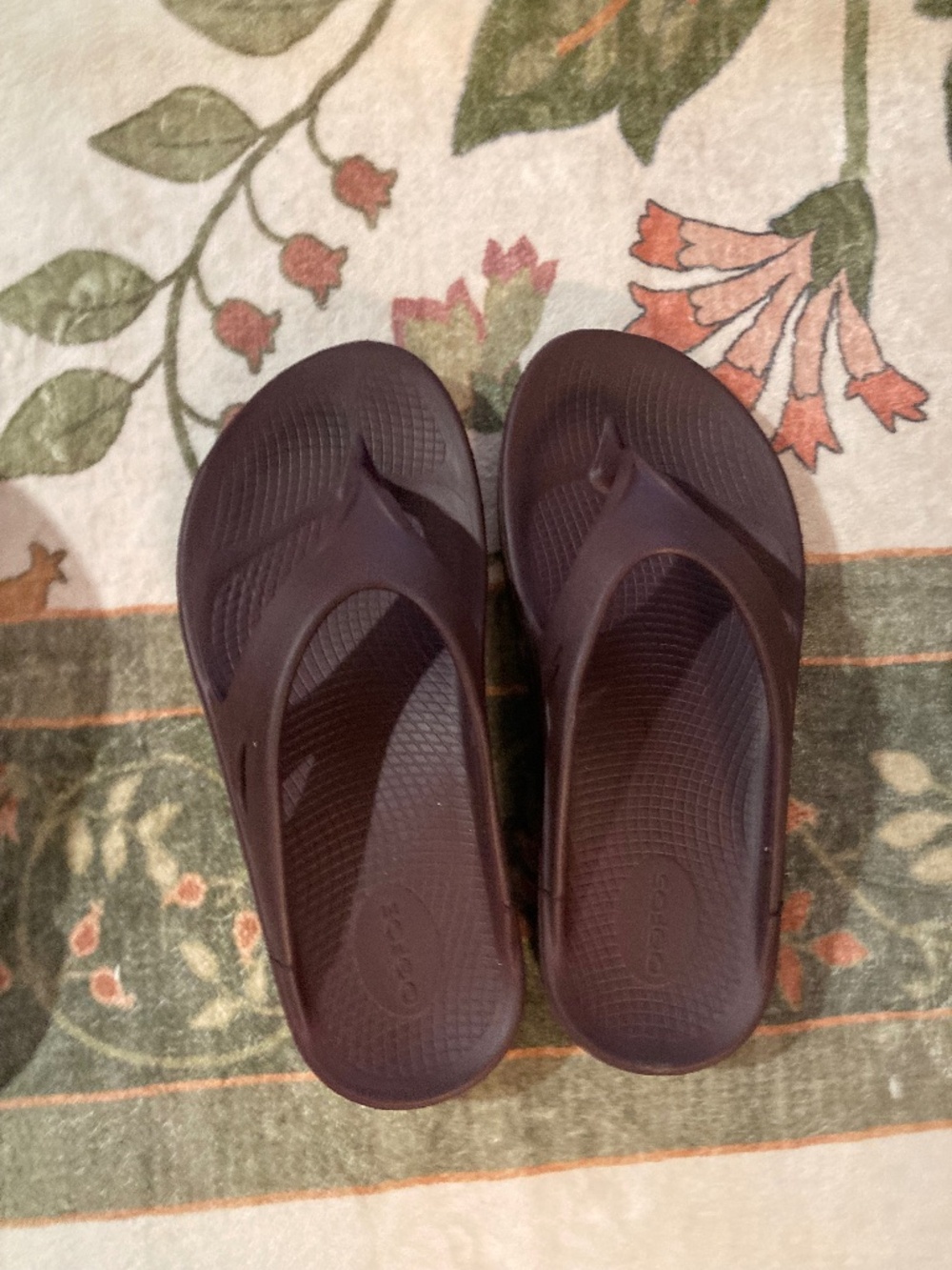 Oofos plum flip flop M8/W10